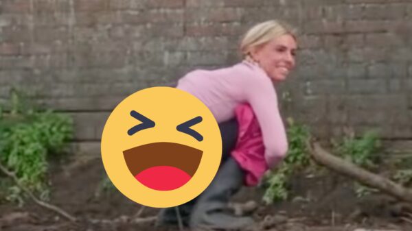 Lesley Versprille moet nodig afwateren en hurkt even in het weiland