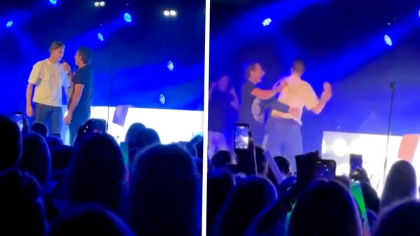 Gerard Joling op podium in Wijhe aan het matten met een biergooier