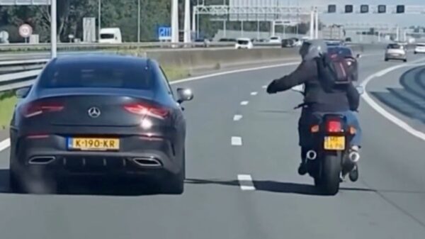 Road rage tussen Mercedes-bestuurder en motorrijder Amsterdam-Noord