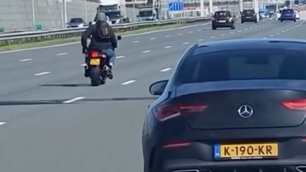 Road rage tussen Mercedes-bestuurder en motorrijder Amsterdam-Noord