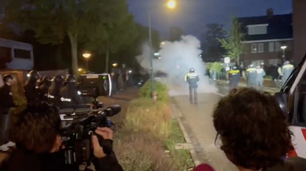 Chaos: Meer dan 1.000 mensen los in Loosdrecht tegen azc, ME grijpt in