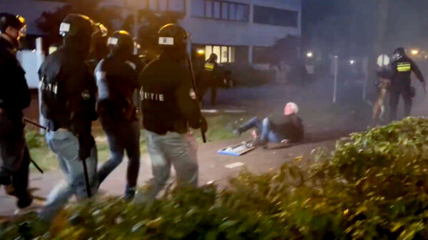 Chaos: Meer dan 1.000 mensen los in Loosdrecht tegen azc, ME grijpt in