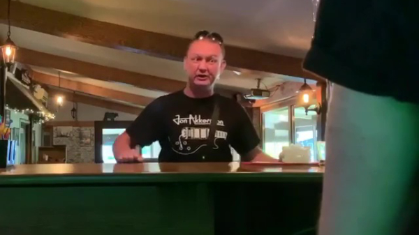 Barman laat zich niet zomaar bespugen door dronken klant en haalt mokerhard uit