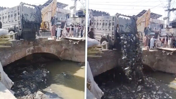 Vrachtwagen dumpt schaamteloos tonnen afval vanaf een brug in Pakistan