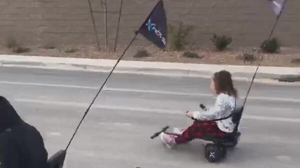 Klein meisje wordt nogal duizelig van haar nieuwe speelgoed