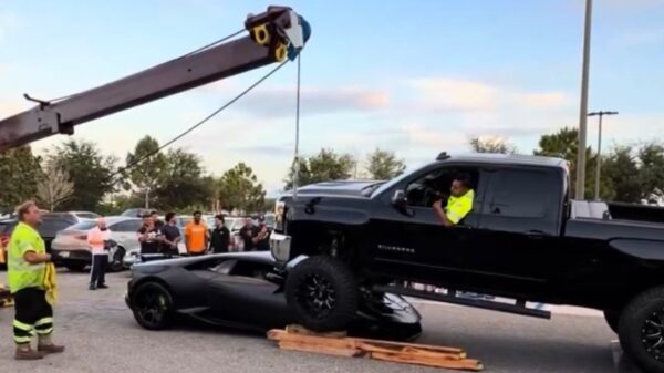 Vrouw rijdt met Silverado over geparkeerde Lambo heen