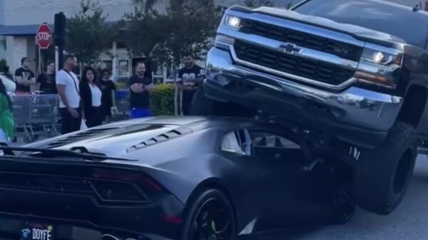 Vrouw rijdt met Silverado over geparkeerde Lambo heen