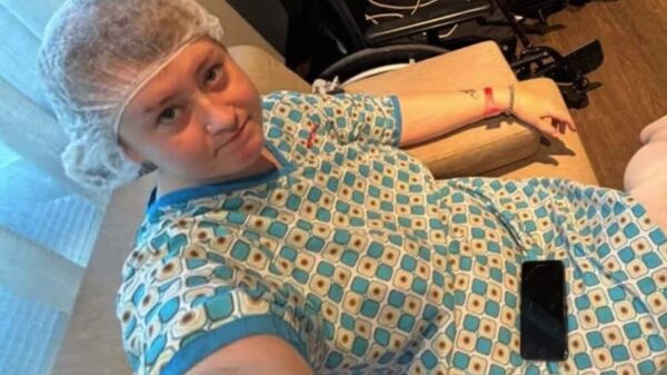 Vrouw schrikt zich rot als tatoeages spoorloos na borstverkleining in Turkije