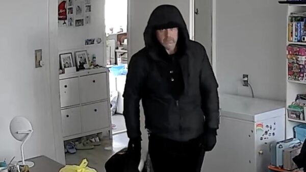 Lafbek haalt spaarpotten van kinderen leeg en jat gouden ring