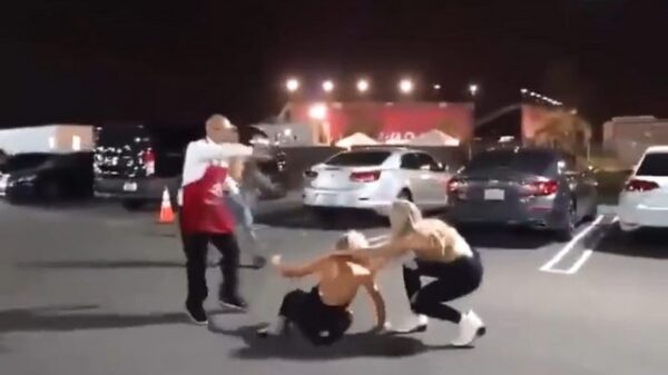 Kleine gast krijgt een hoop hysterische vrouwen over zich heen