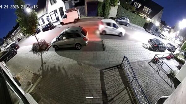 Deurbelbeelden van bestelbus die dwars door gevel in Geldrop jankt