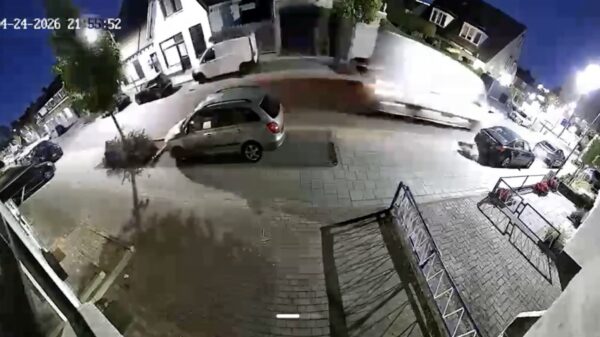 Deurbelbeelden van bestelbus die dwars door gevel in Geldrop jankt