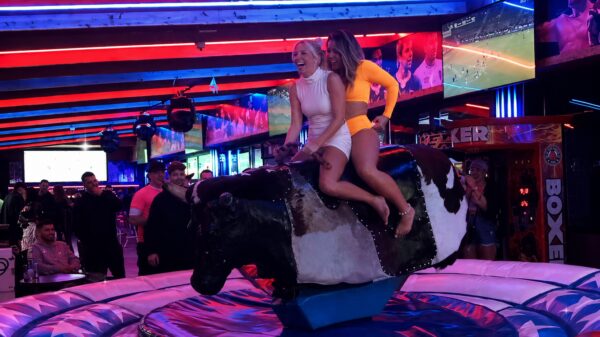 Ritje op mechanische stier verandert in showtje waar iedereen naar kijkt