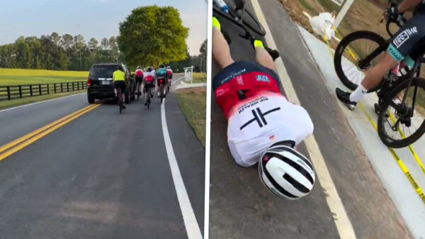 Wielrenners blokkeren de weg en worden strategisch aan de kant geholpen