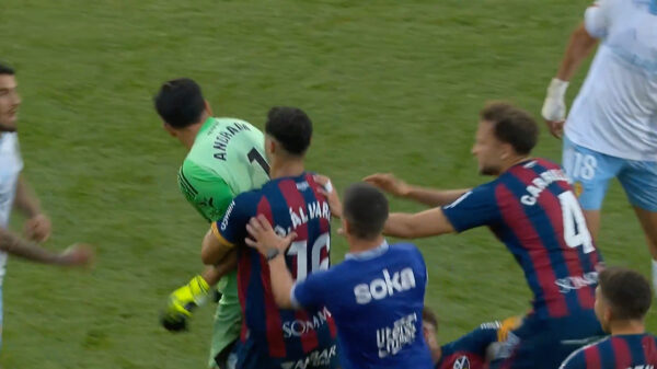 Keeper Esteban Andrada compleet door het lint, beukt tegenstander naar de grond