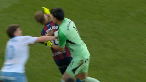 Keeper Esteban Andrada compleet door het lint, beukt tegenstander naar de grond