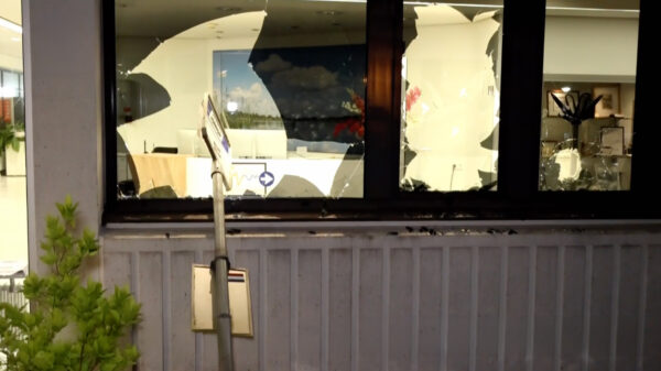 Gemeentehuis in Loosdrecht gesloopt, stoeptegels door ruiten gegooid