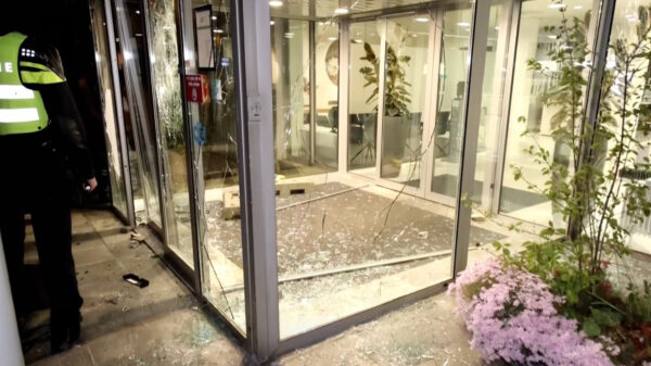 Gemeentehuis in Loosdrecht gesloopt, stoeptegels door ruiten gegooid