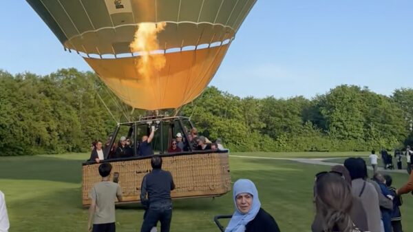 Luchtballon Landal heeft problemen met opstijgen en snoeit een lading bomen