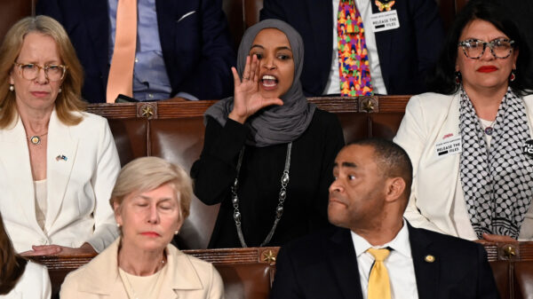 Ilhan Omar noemt Trump-stemmers dom, maar heeft het zelf over 'World War 11'
