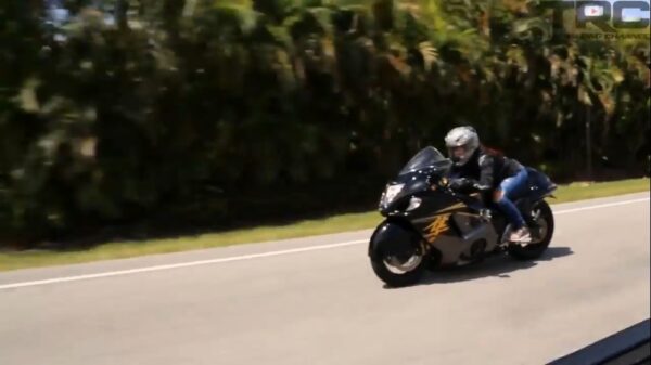 Vrouwelijke motorrijder op Hayabusa zet gastjes in Dodge Hellcat voor schut