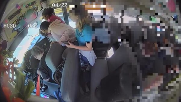 Middelbare scholieren grijpen in nadat buschauffeur flauwvalt tijdens rit