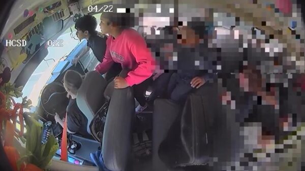 Middelbare scholieren grijpen in nadat buschauffeur flauwvalt tijdens rit