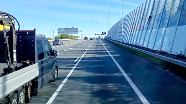 Chauffeur van Ringweg-Oost gedrukt door asociaal busje met caravan