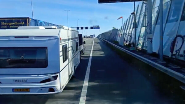 Chauffeur van Ringweg-Oost gedrukt door asociaal busje met caravan