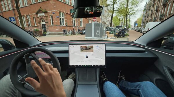 Indrukwekkend: Tesla's FSD remt voor 'onzichtbaar' busje en voorkomt ongeluk