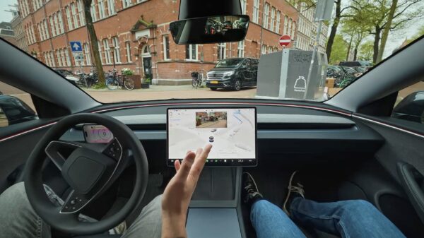 Indrukwekkend: Tesla's FSD remt voor 'onzichtbaar' busje en voorkomt ongeluk