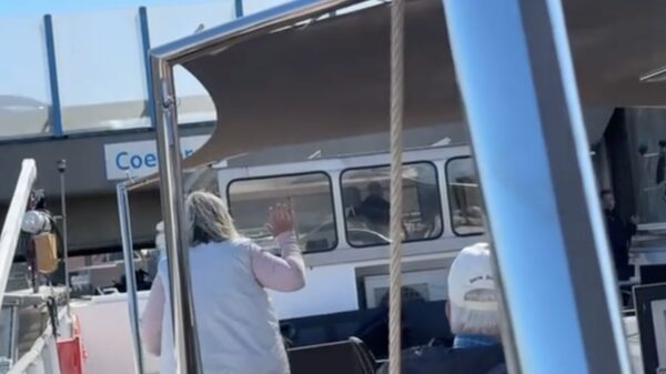 Kapitein pakt iets te lage brug in Zaandam en maakt van z'n schip een cabrio