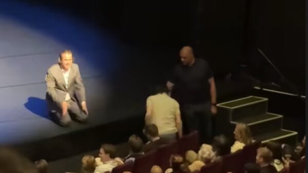 Hans Teeuwen gooit strontvervelend publiek uit zaal tijdens show in Breda
