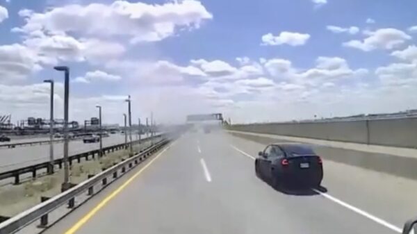 Dashcam legt bizarre botsing tussen vrachtwagen United Airlines vliegtuig vast