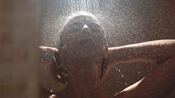 Therapeut waarschuwt vrouwen voor déze faptechniek onder de douche