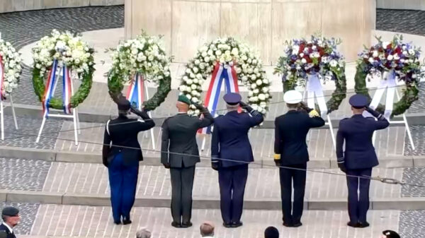 Hilariteit en verbazing over loopje vrouwelijke commandant bij dodenherdenking