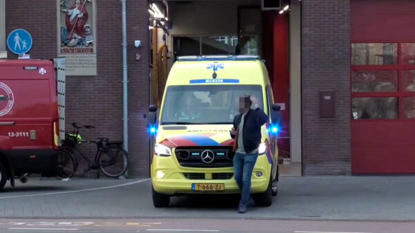 Man blokkeert ambulance die met sirene en zwaailicht naar ongeval moet