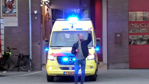 Man blokkeert ambulance die met sirene en zwaailicht naar ongeval moet