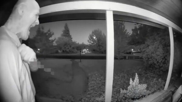 Doorgedraaide psychopaat met mes terroriseert een buurt in Sacramento