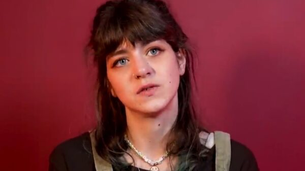 Vrouw met 25 persoonlijkheden vertelt wat ze in de spiegel zien