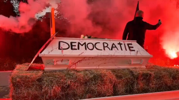Democratie in doodskist begraven door woedende burgers in Loosdrecht