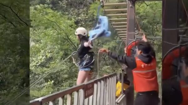 Toerist overlijdt nadat veiligheidslijn van klifschommel breekt in China
