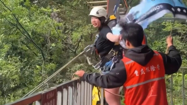 Toerist overlijdt nadat veiligheidslijn van klifschommel breekt in China