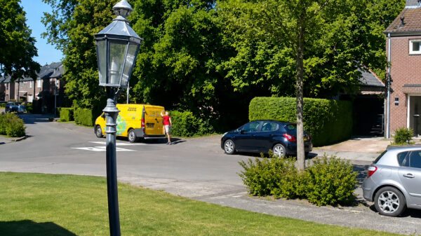 Blinde DHL-bezorger ramt geparkeerde auto bij het achteruitrijden