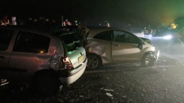 Eén dode en tientallen gewonden bij kettingbotsing op A32 door zeer dichte mist in het Friese Akkrum
