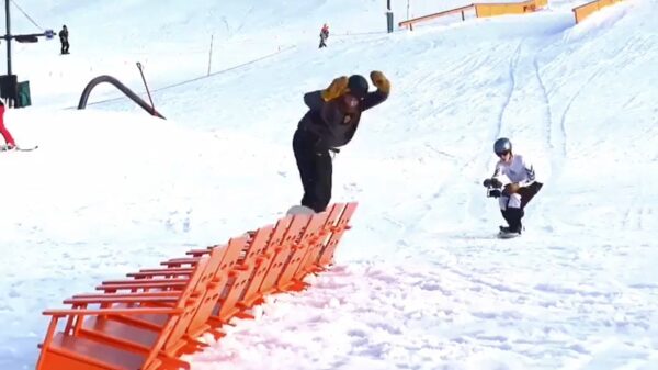 Snowboarder zoekt geschikte stoel uit om te zitten