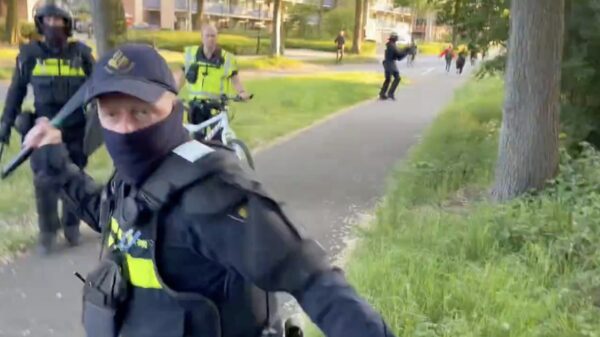 ME grijpt in bij azc-protest in Apeldoorn: meerdere aanhoudingen na onrust