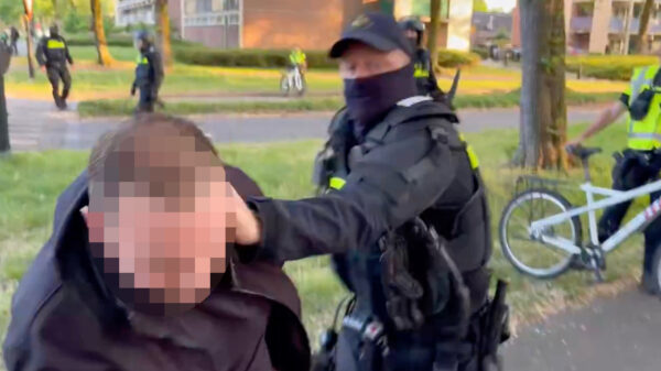 ME grijpt in bij azc-protest in Apeldoorn: meerdere aanhoudingen na onrust