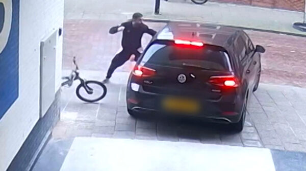 BMX’er compleet door het lint bij parkeergarage: bestuurder verliest kunstgebit