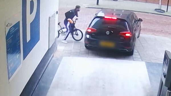BMX’er compleet door het lint bij parkeergarage: bestuurder verliest kunstgebit